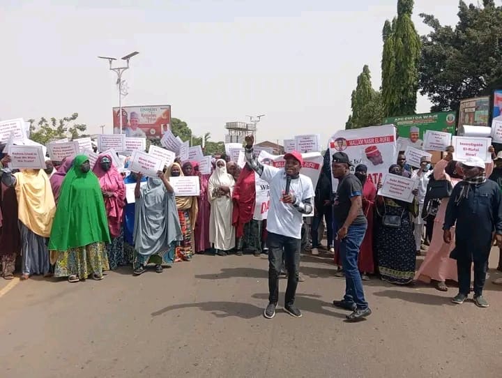 Kaduna Residents Lead Protest To Government House, Demand El-rufai’s Pr