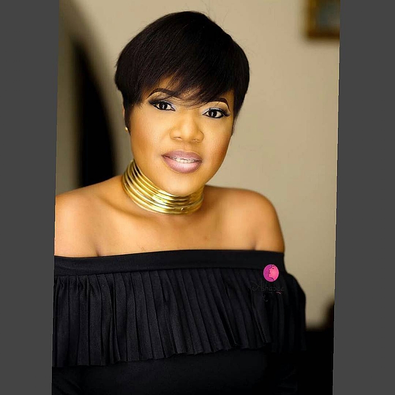 Toyin Abraham Breaks Down In Tears As Her Late Father Is Put To Res