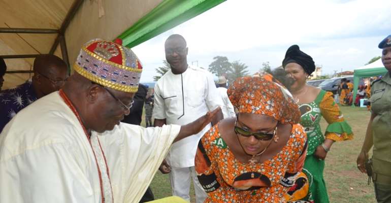 Wife of the governor of Anambra State, Chief (Mrs.) Ebelechukwu Obiano pays homage to Igwe Ukpor in Nnewi South Local Government Area, His Royal Majesty Dr. Sir Francis Oyinmadu JP, Nwajiaku VI during her visit by to the community recently.
