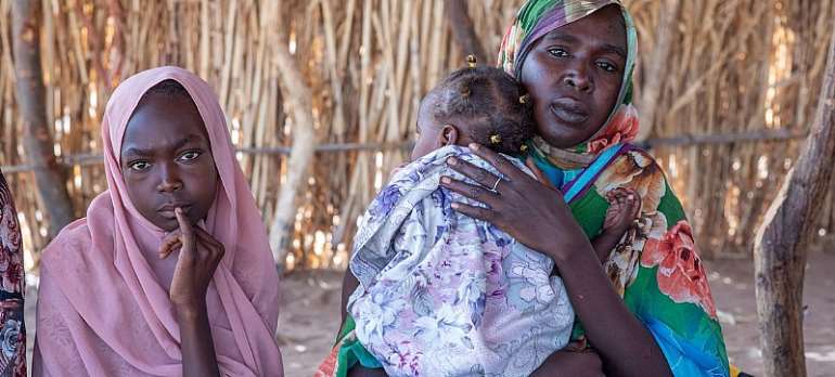 UNFPA : A displaced family visits a health clinic in Tawila, North Darfur
