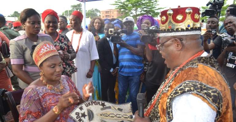 His Royal Majesty, Dr. Sir. Felix Onyinmadu KSJi Nwajiaku VI, Igwe Ukpor conferring title of Kpakpando n’ Ukpor on wife of Governor of Anambra State Chief (Mrs.) Ebelechukwu Obiano on Saturday.