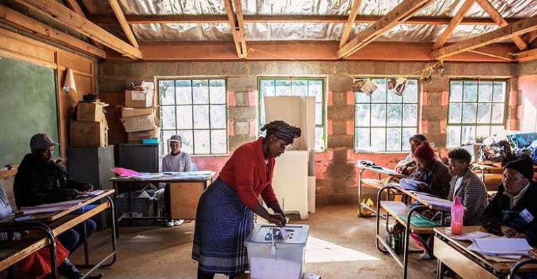 A woman casts her ballot in general elections at a polling station in the village of Nyakosoba, Lesotho, on June 3, 2017. Lesotho's Constitutional Court declared criminal defamation unconstitutional on May 21, 2018. (Gianluigi Guercia/AFP)

