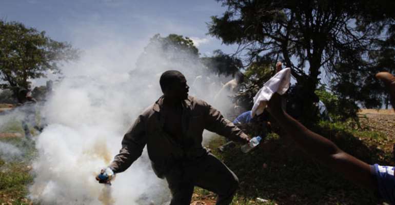 Besigye Supporter throws back a Teargas canister back to the police