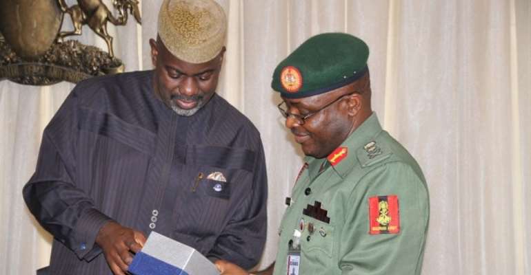 CROSS RIVER STATE GOVERNOR, SENATOR LIYEL IMOKE (L) PRESENTS A GIFT TO THE VISITING CHIEF OF ARMY STAFF (COAS), LIEUTENANT-GENERAL ONYEABO AZUBUIKE IHEJIRIKA, WHEN THE COAS PAID HIM A VISIT IN GOVERNMENT HOUSE CALABAR.