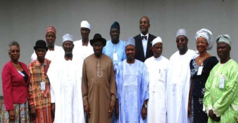PHOTO: PRESIDENT GOODLUCK JONATHAN , VICE PRESIDENT NAMADI SAMBO, SGF YAYALE AHMED, INEC CHAIRMAN PROFESSOR ATTAHIRU JEGA (STANDING ON JONATHAN'S RIGHT), AND OTHER INEC COMMISSIONERS IN A GROUP PHOTOGRAPH AFTER THE INAUGURATION CEREMONY.
