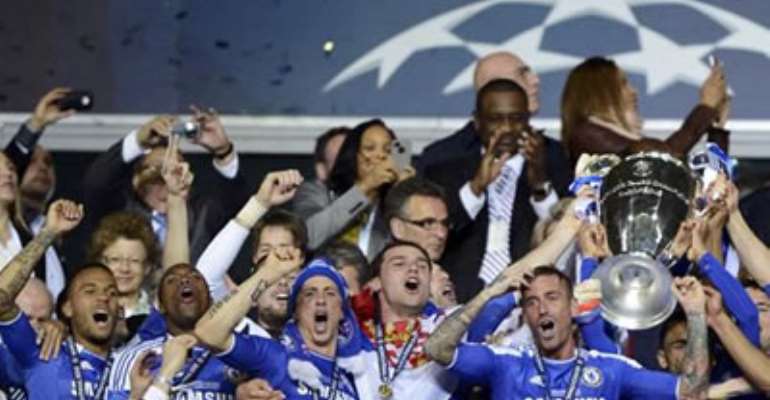 CHELSEA PLAYERS LIFT UP THE UEFA CHAMPIONS LEAGUE TROPHY AFTER DEFEATING BAYERN MUNICH