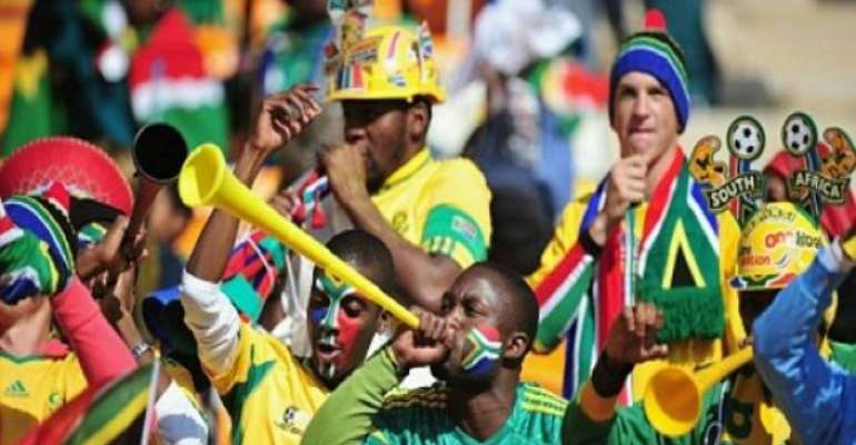 PHOTO: SOUTH AFRICAN SOCCER FANS BLOWING THE VUVUZELA.