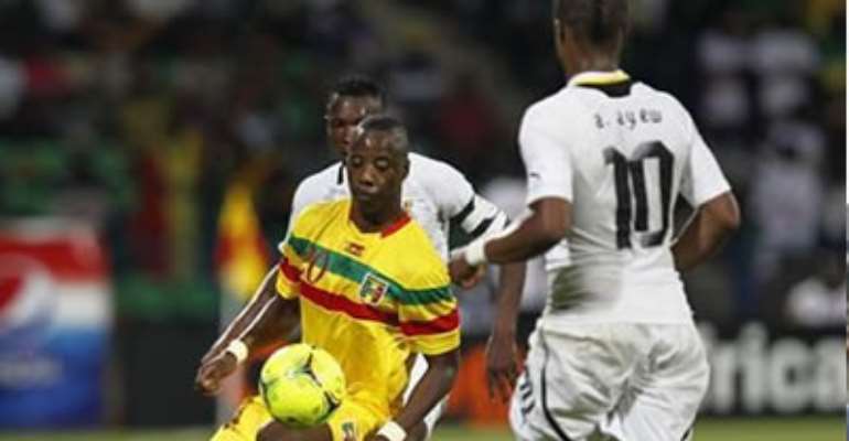 MALI'S SAMBA DIAKITE CHALLENGES GHANA'S DEDE AYEW (R) DURING THEIR AFRICAN NATIONS CUP GROUP D SOCCER MATCH IN FRANCEVILLE STADIUM JANUARY 28, 2012.