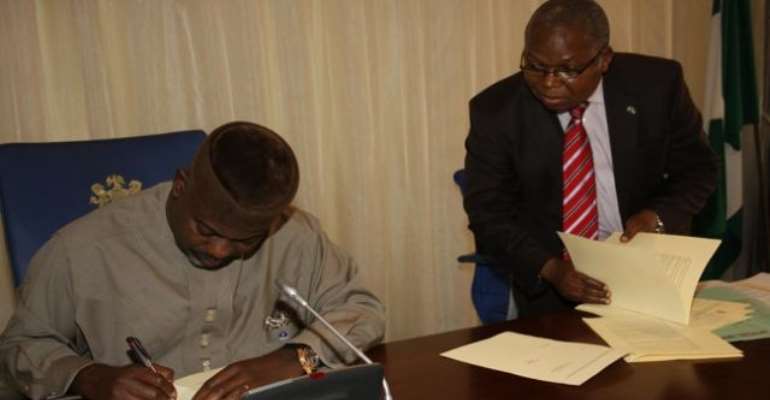 PHOTO:  CROSS RIVER STATE GOVERNOR, SENATOR LIYEL IMOKE SIGNING THE PUBLIC PRIVATE PARTNERSHIP (PPP) BILL 2010 INTO LAW TODAY, AUGUST 04, 2010.