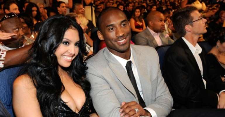 NBA STAR KOBE BRYANT AND WIFE VANESSA DURING THE 2009 ESPY AWARDS AT THE NOKIA THEATRE, LOS ANGELES, CALIFORNIA ON JULY 14, 2009. PHOTO CREDIT: Kevork Djansezian/Getty Images North America.