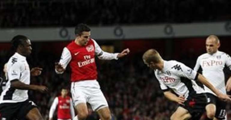 ARSENAL'S ROBIN VAN PERSIE (2ND L) IS CHALLENGED BY FULHAM'S DICKSON ETUHU (L), BREDE HANGELAND (2ND R) AND DANNY MURPHY DURING THEIR ENGLISH PREMIER LEAGUE SOCCER MATCH AT THE EMIRATES STADIUM IN LONDON NOVEMBER 26, 2011.
