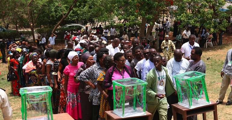 VOTERS QUEUE TO CAST THEIR VOTES AT A POLLING UNIT IN ABUJA DURING THE NATIONAL ASSEMBLY ELECTION OF APRIL 09, 2011.
