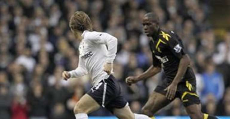 TOTTENHAM HOTSPUR'S LUKA MODRIC (L) RUNS WITH THE BALL CHASED BY BOLTON WANDERERS' FABRICE MUAMBA DURING THEIR ENGLISH FA CUP QUARTER-FINAL MATCH, MARCH 17, 2012.