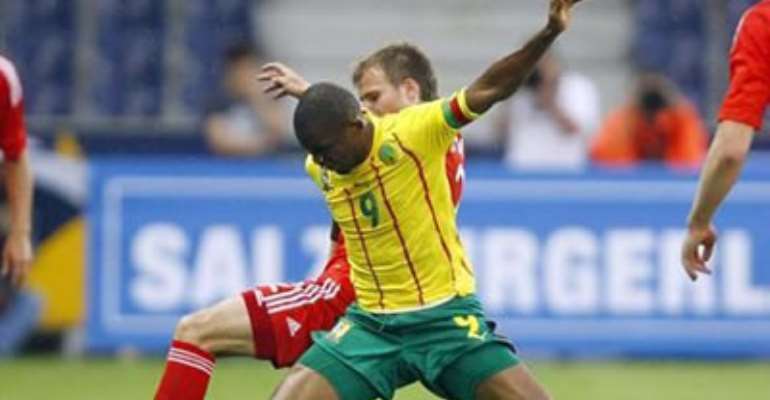 RUSSIA'S ROMAN SHISHKIN AND CAMEROON'S SAMUEL ETO'O (FRONT) FIGHT FOR THE BALL DURING THEIR INTERNATIONAL FRIENDLY SOCCER MATCH IN AUSTRIA, JUNE 7, 2011