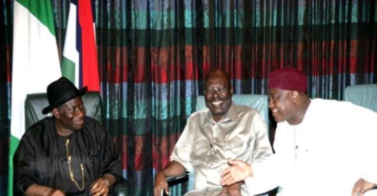 PHOTO: L-R: PRESIDENT GOODLUCK JONATHAN WITH MR. NOSA IGIEBOR, EDITOR IN CHIEF, TELL MAGAZINE AND MR. SAM NDA-ISAIAH, CHAIMAN/EDITOR IN CHIEF, LEADERSHIP NEWSPAPER, DURING THE LIVE MEDIA CHAT TODAY AT THE PRESIDENTIAL VILLA IN ABUJA. Image: STATE HOUSE.