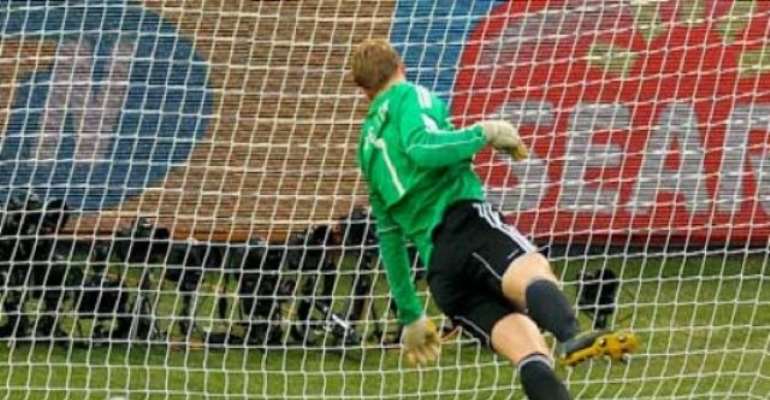 PHOTO: REFEREE FAILS TO AWARD ENGLAND A CLEAR GOAL AGAINST GERMANY WHICH MAY HAVE KEPT THEM ALIVE IN THE GAME AND THE WORLD CUP..