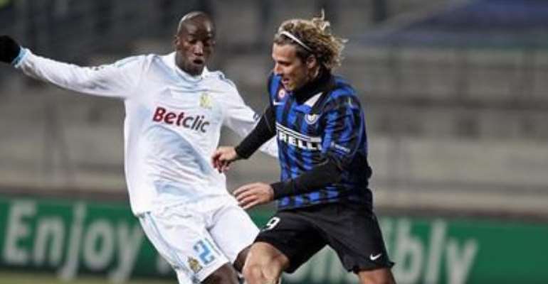 INTER MILAN'S DIEGO FORLAN (R) FIGHTS FOR THE BALL WITH OLYMPIC MARSEILLE'S SOULEYMANE DIAWARA DURING THEIR CHAMPIONS LEAGUE ROUND OF 16, FIRST LEG SOCCER MATCH AT THE VELODROME STADIUM IN MARSEILLE FEBRUARY 22, 2012.