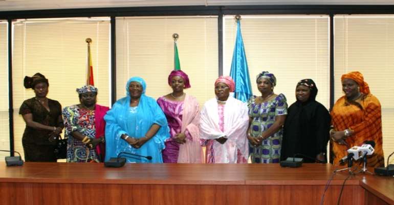 PHOTO: PEOPLES DEMOCRATIC PARTY (PDP) BOARD OF TRUSTEES WOMEN WITH PETROLEUM MINISTER, MRS. DIEZANI ALLISON-MADUEKE (4TH FROM LEFT), DURING A VISIT TO THE MINISTER IN ABUJA.