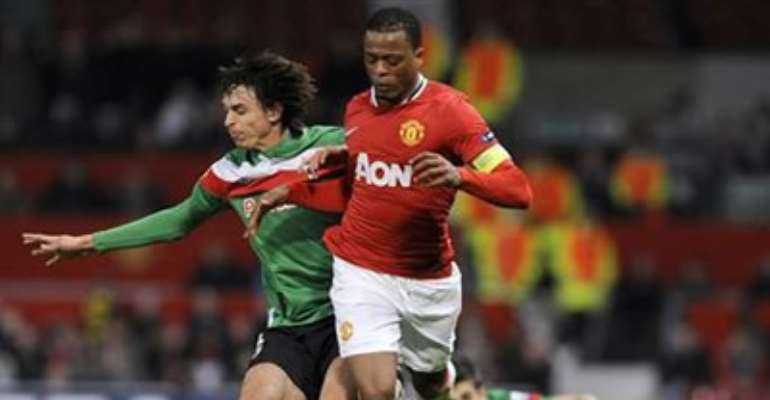 ATHLETIC BILBAO'S ANDER ITURRASPE (L) CHALLENGES MANCHESTER UNITED'S PATRICE EVRA DURING THEIR EUROPA LEAGUE SOCCER MATCH IN MANCHESTER, ENGLAND MARCH 8, 2012.