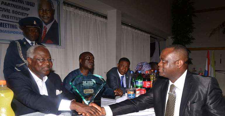 President Koroma recieves his award from The Voice magazine