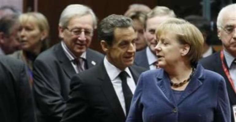 LUXEMBOURG'S PRIME MINISTER JEAN-CLAUDE JUNCKER (L), FRANCE'S PRESIDENT NICOLAS SARKOZY (C) AND GERMANY'S CHANCELLOR ANGELA MERKEL (R) ATTEND AN EUROPEAN UNION SUMMIT IN BRUSSELS, OCTOBER 26, 2011. CREDIT: REUTERS