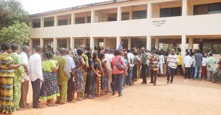 ELIGIBLE VOTERS QUEUE TO VOTE AT A POLLING UNIT DURING THE DELTA STATE GOVERNORSHIP RERUN ELECTION IN ASABA IN JANUARY 2011.