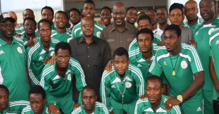 PHOTO: THE SUPER EAGLES TEAM IN A PHOTO SESSION WITH CROSS RIVER STATE GOVERNOR, LIYEL IMOKE AND AND DEPUTY, EFIOK COBHAM IN CALABAR WHEN THEY PLAYED THE BAREA OF MADAGASCAR IN AN AFRICAN NATIONS CUP QUALIFIER MATCH.