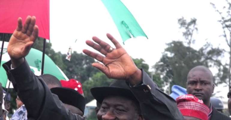 PHOTO: PRESIDENT GOODLUCK JONATHAN ACKNOWLEDGES GREETINGS FROM THE CROWD AT THE PRESIDENTIAL WING OF THE MURTALA MOHAMMED AIRPORT, IKEJA, DURING HIS OFFICIAL VISIT TO THE STATE TODAY, AUGUST 26, 2010.