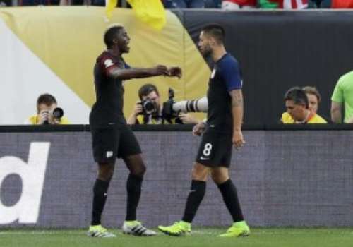 Photo: Paraguay forward Dario Lezcano beats Colombia midfielder