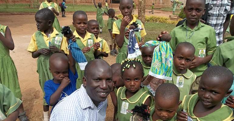 David Ssejinja with the children of SC Foundation pose for a Group Photo