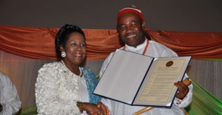 AKWA IBOM STATE GOVERNOR GODSWILL AKPABIO (R) WITH US CONGRESS WOMAN SHIELA LEE, WHO PRESENTED AKPABIO A CERTIFICATE IN RECOGNITION OF HIS EFFORTS IN THE TRANSFORMATION OF AKWA IBOM STATE, AT A CEREMONY IN HOUSTON TEXAS ON AUGUST 06, 2011.