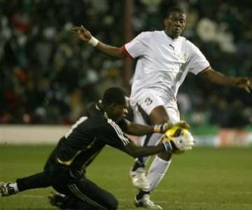 Ghana's Asamoah Gyan, right, challenges Nigeria's Vincent Enyeama during their International friendly soccer match at Griffin Park Stadium, London, Tuesday Feb. 6, 2007. (AP Photo/Graham Hughes )