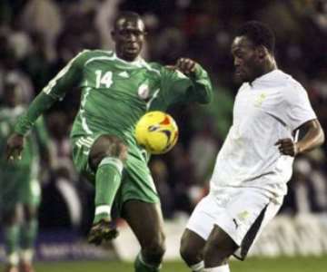 Nigeria's Seyi Olofinjana (L) challenges Ghana's Michael Essien for the ball during their international friendly soccer match at Griffin Park in Brentford February 6, 2007.