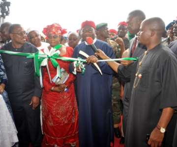FROM LEFT: DEPUTY SPEAKER, HOUSE OF REPRESENTATIVES, EMEKA IHEDIOHA; GOV SULLIVAN CHIME OF ENUGU STATE; PRESIDENT GOODLUCK JONATHAN; MINISTER OF AVIATION, PRINCESS STELLA ODUAH; CHAIRMAN, HOUSE OFREPRESENTATIVES COMMITTEE ON AVIATION, REP NKEIRUKA ONYEJEOCHA AND THE MANAGING DIRECTOR, FEDERALAIRPORTS AUTHORITY OF NIGERIA (FAAN) MR GEORGE URIESI INSPECTING THE DESIGN OF NEW INTERNATIONALTERMINAL AT AKANU IBIAM INTERNATIONAL AIRPORT ENUGU ON SATURDAY (18/5/13).