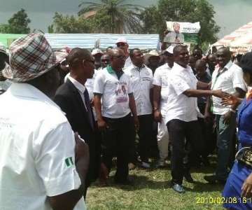 HON DAKUKU PETERSIDE SHAKING HANDS WITH PDP MEMBERS ON ARRIVAL AT THE RALLY GROUND