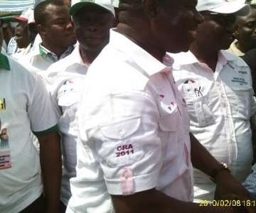HON DAKUKU PETERSIDE SHAKING HANDS WITH PDP MEMBERS ON ARRIVAL AT THE RALLY GROUND (2)