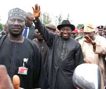 •President Jonathan and Gov. Gbenga Daniel of Ogun State wave to the crowd.<br/>