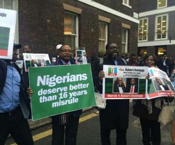 GENERAL BUHARI 006 IN CHATAM HOUSE, LONDON NIGERIANS IN LONDON PROTESTING AGAINST PDP MISRULE (565X420)