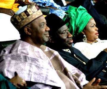 PRESIDENT GOODLUCK JONATHAN WITH HIS WIFE, DAME PATIENCE AND VICE PRESIDENT NAMADI SAMBO DUIRING THE PARADE.<br/>
