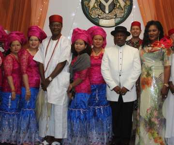 His Excellency Governor Willie Obiano and his wife Ebelechukwu, Obi of Onitsha, His Royal Majesty Igwe Nnemeka Achebe and HRH Igwe Peter Anugwu of Mbaukwu, with the Ladies in the Thai Delegation during the Cultural Night held at Governors Lodge Amawbia.