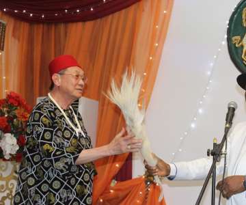 His Excellency Governor Willie Obiano and Dr.Dusit a member of the Thai Delegation exchanging traditional Igbo greeting for titled-men during the Cultural Night held at Governors Lodge Amawbia