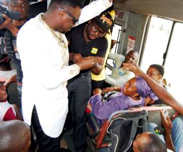 Surulere…Dr SID sharing airtime to commuters in a BRT bus, in Lagos.