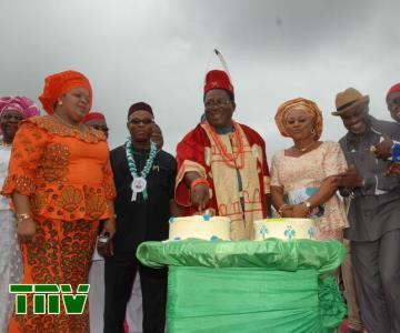 Prince Eze Madumere, Imo Deputy Governor cuts his 51st Birthday as the First Lady, Her Excellency, Nneoma Nkechi Okorocha watches in excitement with the Chairman of the occasion, Chief Alex Mbata, Chairman of the Organizing Council of Trad. Rulers, HRM, Eze Samuel. A. Ohiri, and the entire Royal fathers present at the occasion.