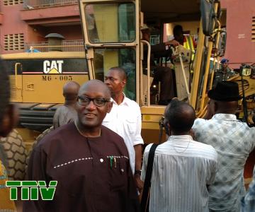Gov. Obi on the tractor at the construction site,while the SSG keep sharp eyes on surrounding.