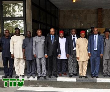 Gov. Theodore Orji of Abia state (middle) flanked on the left by the General Manager, Shell petroleum development company Portharcourt, Mr. Mutiu Sumonu and other management staff of the company, with some Abia state top functionaries in a group photograph after a meeting in Portharcourt