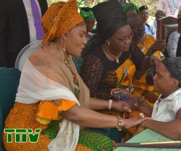 (L-R): wife of the Governor of Anambra State, Chief (Mrs.) Ebelechukwu Obiano handing over keys to the Ogbunike House to the beneficiary of Amichi house Mrs. Okeke chinyeaka during the commissioning of the House at Amichi in Nnewi South Local Government Area.