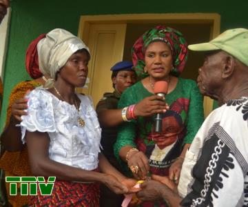 (L-R): Miss Blessing, daughter of Late beneficiary, Mrs Chidili Igboamalu serenading the wife of the Governor of Anambra State, Chief (Mrs.) Ebelechukwu Obiano during the commissioning of the House at Isioye Umunya in Oyi Local Government Area.
