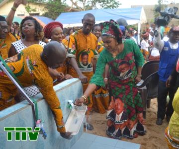 wife of the Governor of Anambra State, Chief (Mrs.) Ebelechukwu Obiano commissioning the Borehole at Umunya Oyi Local Government Area.