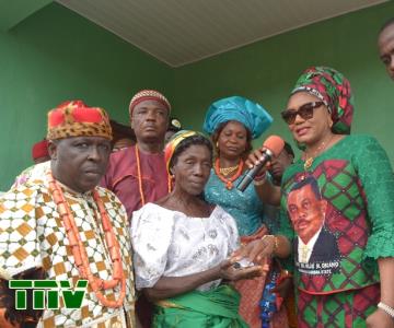 Mkpunando Otu Aguleri, Igwe Alex Edoziuno, Beneficiary, Mrs. Nneuwa Nwajideofor, wife of the Governor of Anambra State, Chief (Mrs.) Ebelechukwu Obiano handing over the keys to the beneficiary and Special Adviser(Political) to the Governor, Hon Chinedu Obidigwe during the Commissioning of the House at Enugwu Otu, Aguleri in Anambra East Local Government Area.