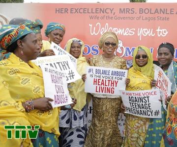 Wife of the Governor of Lagos State and convener, Lagos Women Forum, Mrs. Bolanle Ambode (m), and political groups, with placards bearing the message: ‘Be the Voice for Healthy living…, Against Domestic Violence, Rape, Child Abuse & Teenage Pregnancy”, during the forum, with the theme: ‘Woman…Your Health, Your Social Environment’, held at the Police College, GRA, Ikeja, on Tuesday, 19th June 2018.<br/><br/>